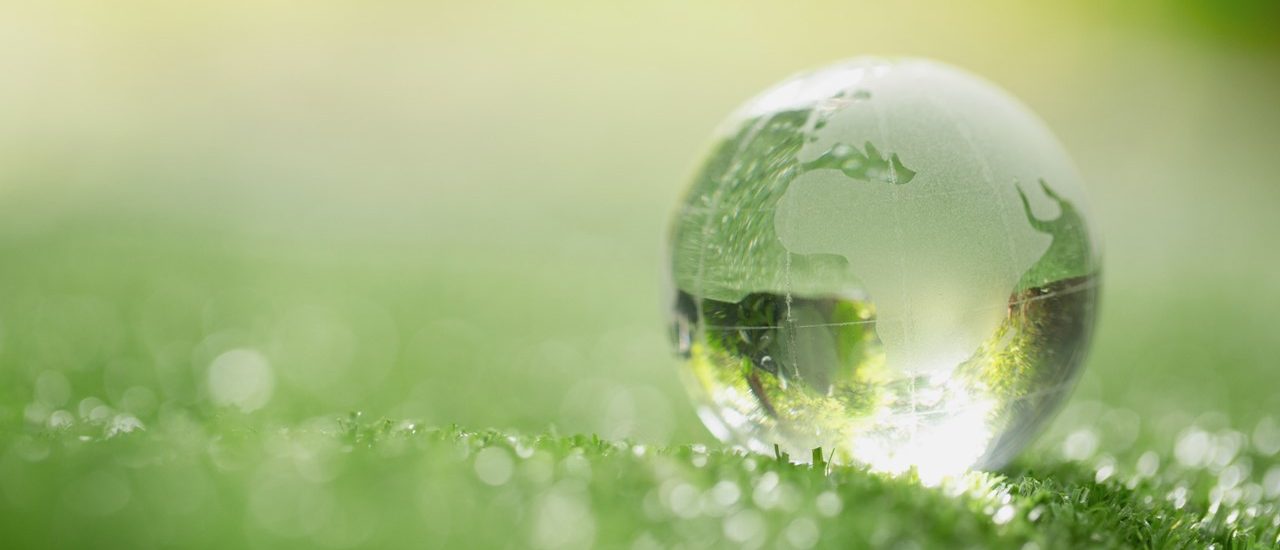 Imagem de um globo transparente representando sustentabilidade
